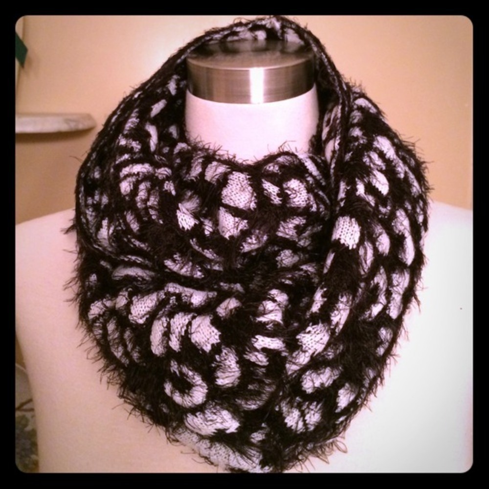Black and white reversible scarf